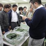 査定品を確認する生産者と市場担当者（１２月２日)
