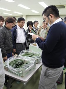 査定品を確認する生産者と市場担当者（１２月２日)