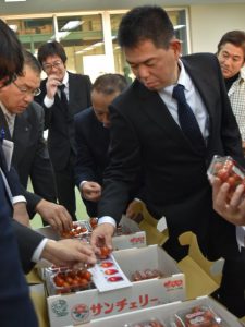 現品査定を行う生産者と市場担当者(11月25日)
