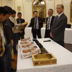 査定品を確認する市場関係者(12月5日)