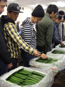 現品を確認する生産者（11月28日)