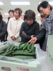 査定品を確認する生産者と市場担当者（1月16日）