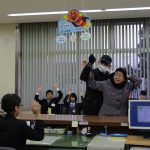 防犯訓練役の犯人へ対応する同ＪＡ職員(12月21日)