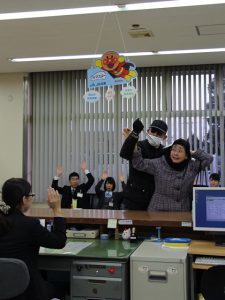 防犯訓練役の犯人へ対応する同ＪＡ職員(12月21日)