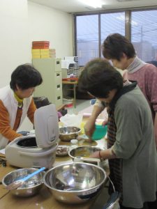 米粉を使った洋菓子づくりに挑戦する参加者