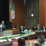 出荷規格を説明する市場担当者（5月9日）