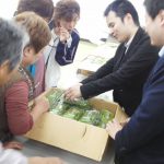 査定品を確認する生産者と市場担当者（5月16日)