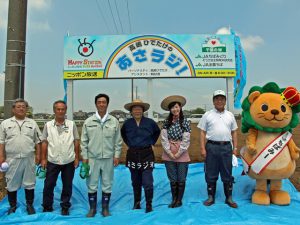 田植えに参加した当ＪＡ専務（左から3番目）と高嶋さん（左から4番目）東島アナウンサー（左から5番目）ら（5月11日・横芝光町）