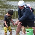 親子で苗植えを楽しむ参加者（5月6日）