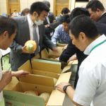 現品を確認する市場担当者（6月14日）