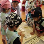 園児と調理を楽しむ女性部員（6月8日)