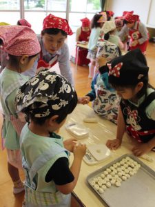 園児と調理を楽しむ女性部員（6月8日)