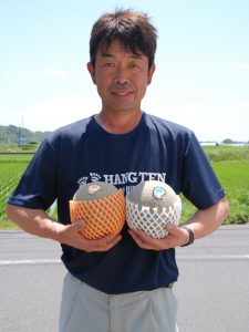 初出荷の飯岡の貴味メロンをＰＲする伊藤茂部会長（6月2日)