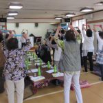 保健師指導のもと体を動かす参加者（6月19日)