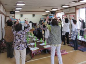 保健師指導のもと体を動かす参加者（6月19日)