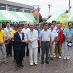 寄付を手渡す長島正会長（右） (7月2日)