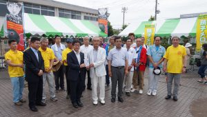 寄付を手渡す長島正会長（右） (7月2日)