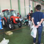 展示された農機具に興味を持つ来場者たち(7月12日)