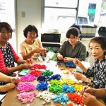 祈りを込めて千羽鶴を繋げる部員（そうさ支部めぐみ会・7月6日）