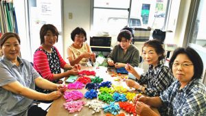 祈りを込めて千羽鶴を繋げる部員（そうさ支部めぐみ会・7月6日）