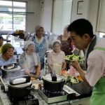 講師の説明を熱心に聴く参加者（7月8日)