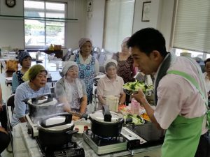 講師の説明を熱心に聴く参加者（7月8日)
