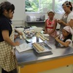 親子で米粉パンづくりを楽しむ参加者（7月29日)