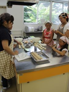 親子で米粉パンづくりを楽しむ参加者（7月29日)