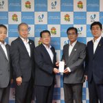 目録を贈呈する間渕組合長（8月15日)