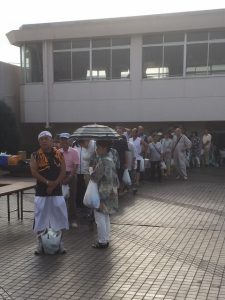 イベントのくじ引きに並ぶ来場者(7月9日)
