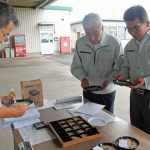 ＪＡの役員（右から、間渕誠一組合長、鈴木隆常務）（８月１７日）