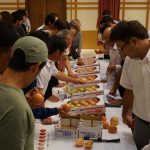 現品を確認する生産者と市場担当者（9月7日)