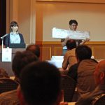 参加者にココバックの説明をする大野さん（9月22日）