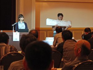 参加者にココバックの説明をする大野さん（9月22日）