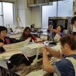 マフラーを作る参加者(10月13日)