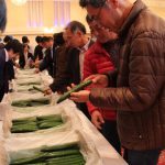 現品を確認する生産者（11月20日)