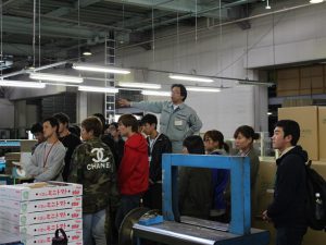 ミニトマトの選果方法について学ぶ学生（11月1日)