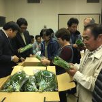 査定品を確認する生産者と市場担当者（11月14日