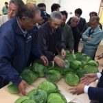 現品を確認する生産者（10月30日）