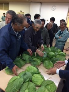現品を確認する生産者（10月30日）
