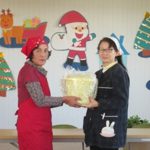 手づくりみそを贈呈する女性部員（左）（旭市立とみうら保育所）（12月7日）