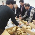 査定会で現品を確認する生産者（10月13日）