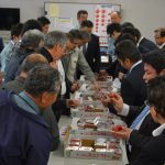 査定品を確認する生産者と市場担当者（10月24日)