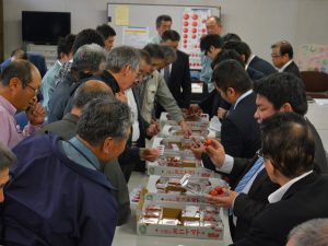 査定品を確認する生産者と市場担当者（10月24日)