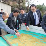 粉砕した竹を確認する役職員ら（12月1日）