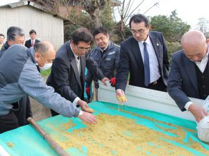 粉砕した竹を確認する役職員ら（12月1日）