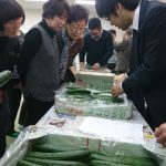 現品を確認する生産者（1月16日)