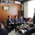 新規就農者を激励する間渕組合長(2月1日)