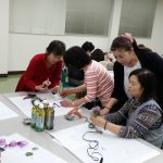 コサージュ作りに挑戦する参加者（3月15日）