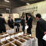 現品を確認する市場担当者(3月16日)